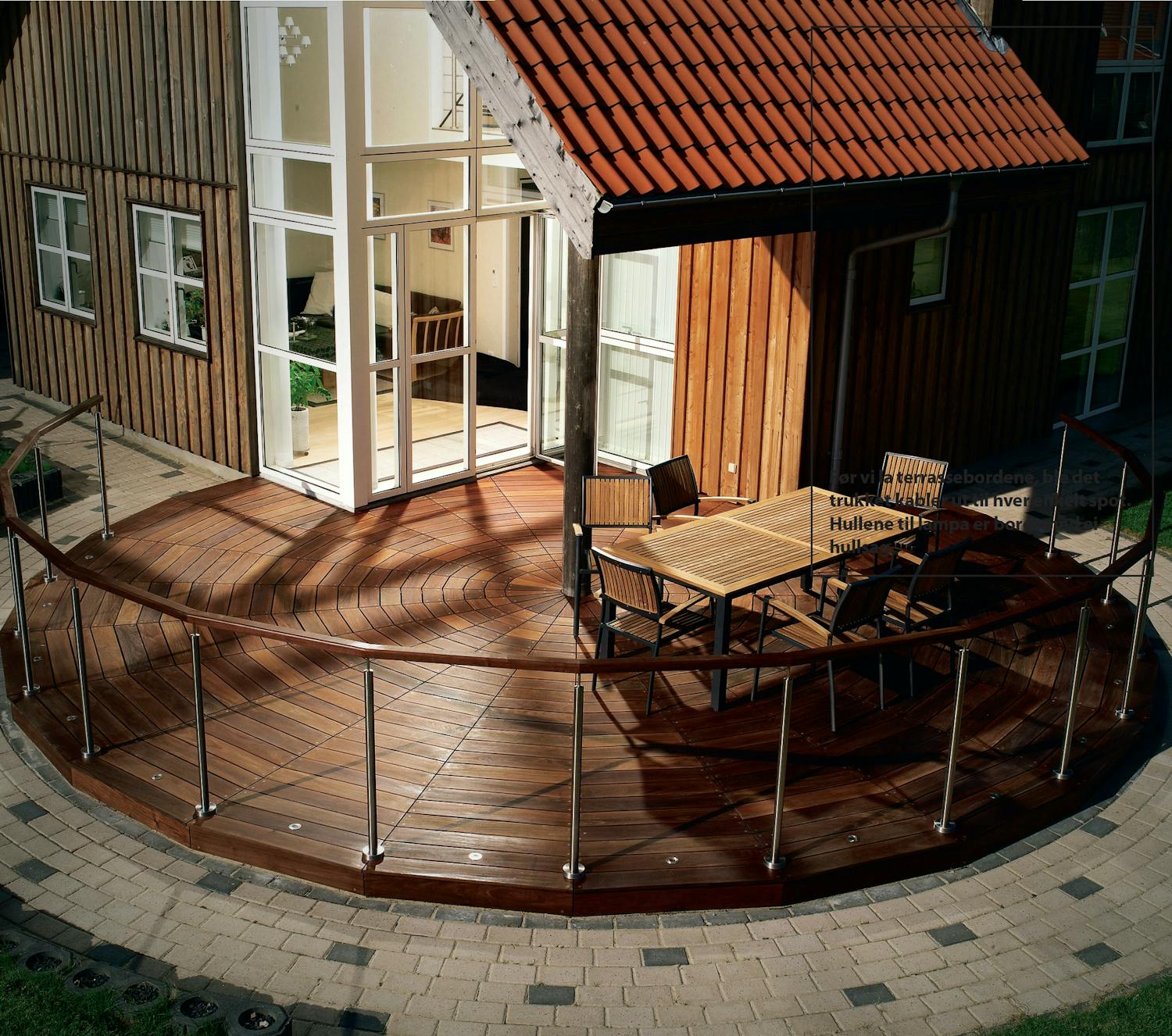 Upea, pyöreä puuterassi